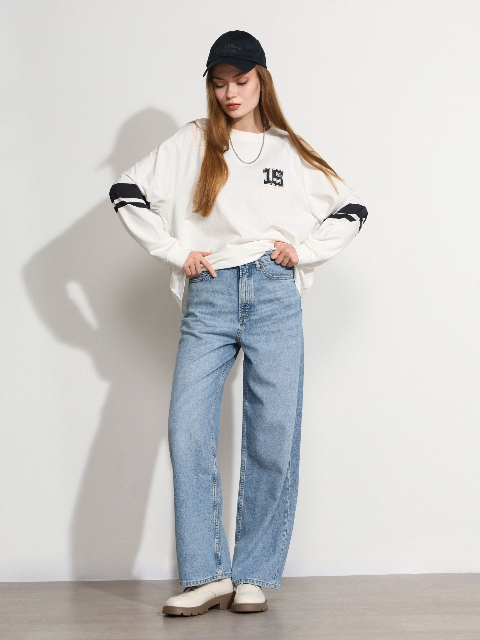 Джинсы голубого цвета 